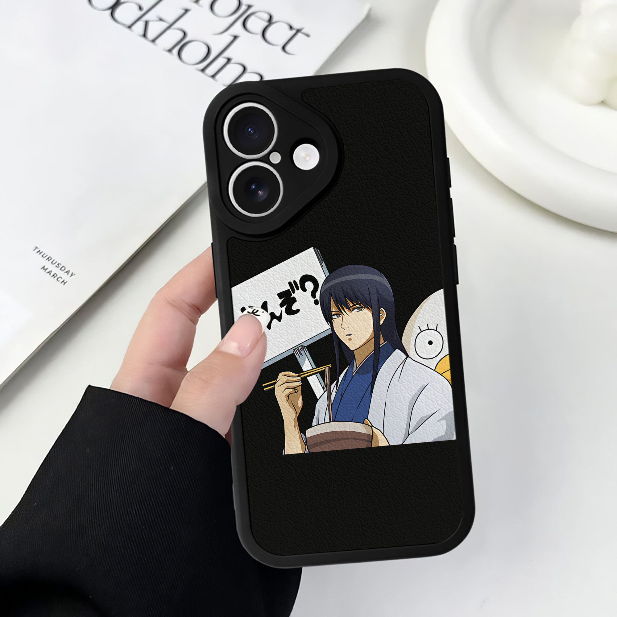 （画像用） ぎんたま 坂田銀時（さかたぎんとき） 神楽 志村新八（しむら しんぱち） GINTAMA Sakata Gintoki Kagura Shimura Shinpachi 【iPhone 16シリーズ対応】シリコンスマホケース（レザー調） 材質：シリコン
